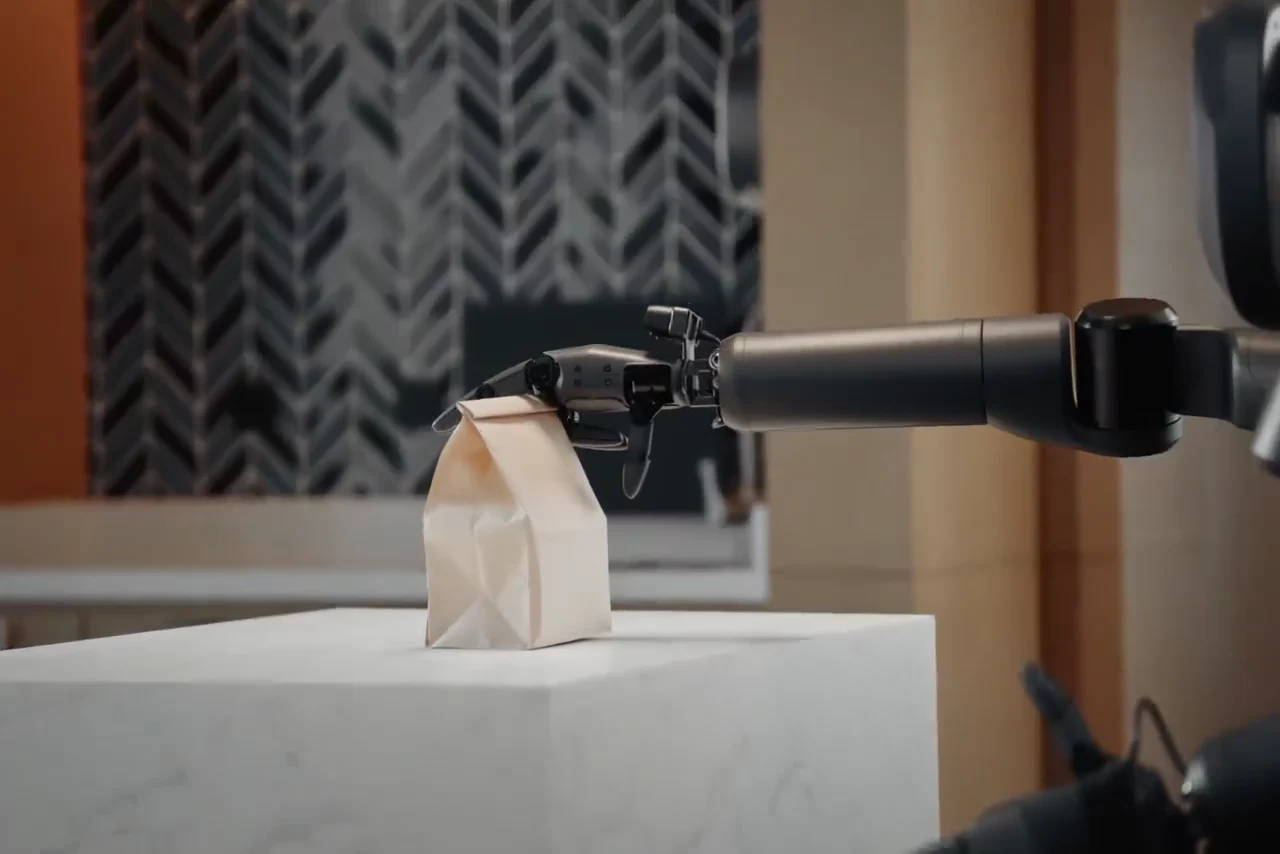 Видео о выполнении задач роботом FlashBot Arm